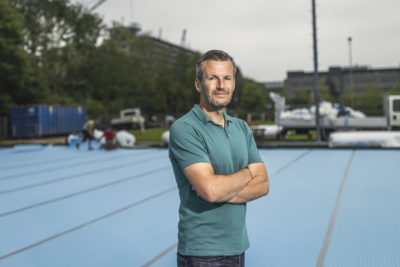 Ed van der Burg bij de werkzaamheden